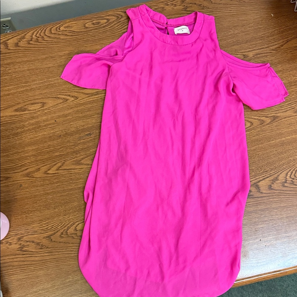 Everly by Francesca’s Hot Pink Peekaboo Shoulder Dress Small S Flowy
